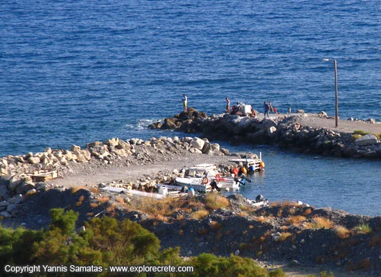 μικρο λιμανακι στο μυρτο